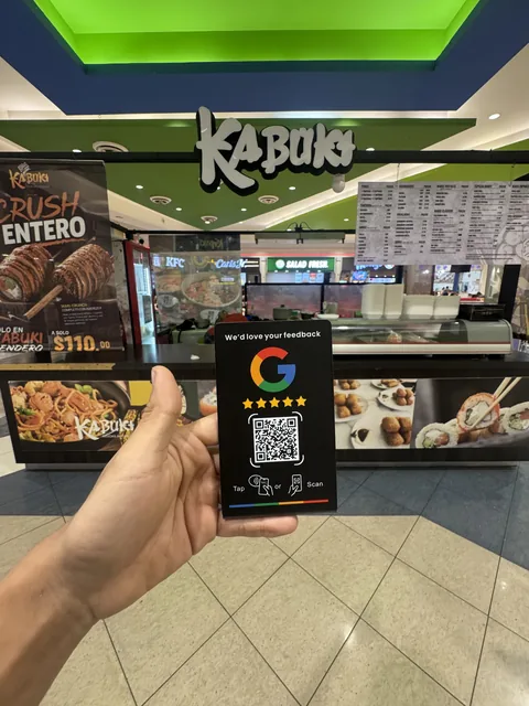 Placa de reseñas de S&C Solutions instalada en Kabuki Sendero, Plaza Sendero, San Luis Potosí